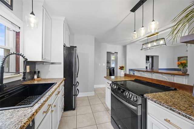 10 Hawthorne Ave, Crafton, PA 15205