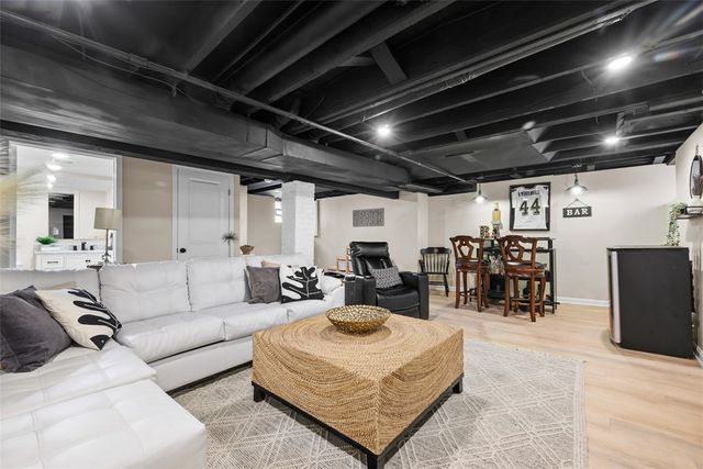 10 Hawthorne Ave, Crafton, PA 15205