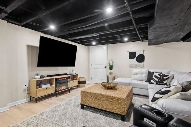 10 Hawthorne Ave, Crafton, PA 15205