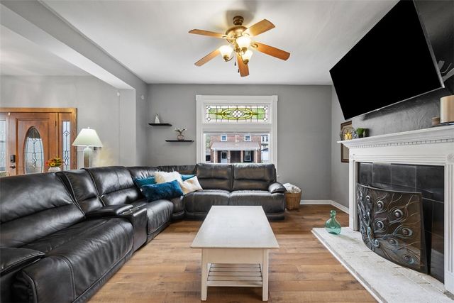 10 Hawthorne Ave, Crafton, PA 15205