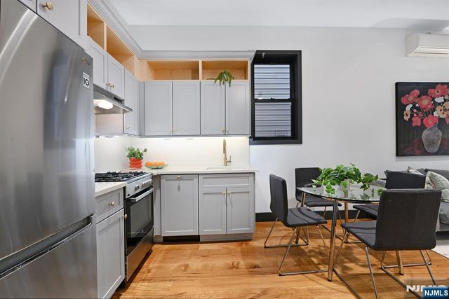 7 Saint Pauls 1r, Jersey City, NJ 07306