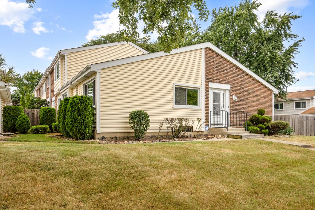 2177 Chaucer Lane, Glendale Heights, IL 60139 — photo 2