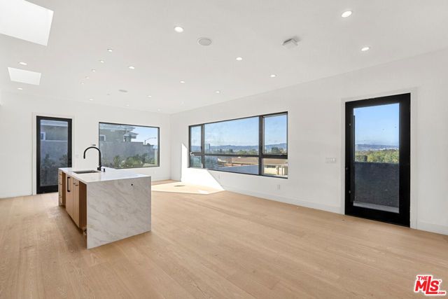 5280 Sanchez Drive, Los Angeles, CA 90008