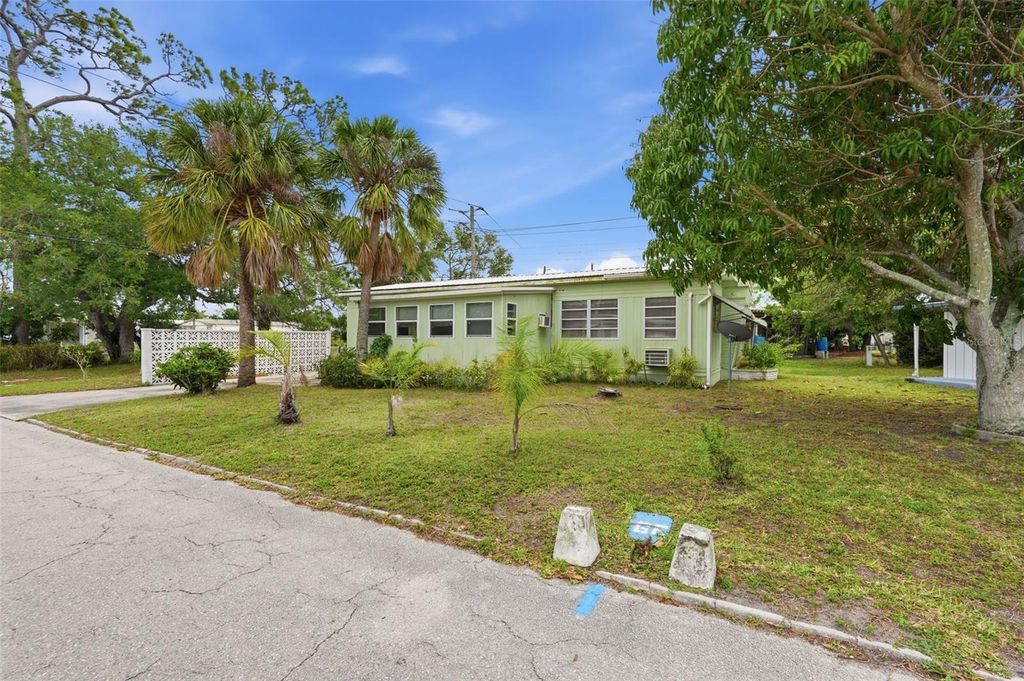 Image 2 of property listing at 104 52ND AVENUE PLAZA W, Bradenton, FL 34207