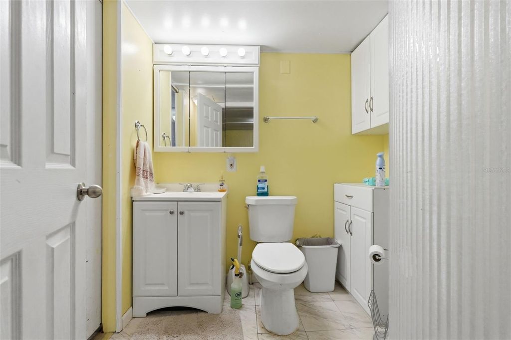 Image 11 of property listing at 104 52ND AVENUE PLAZA W, Bradenton, FL 34207