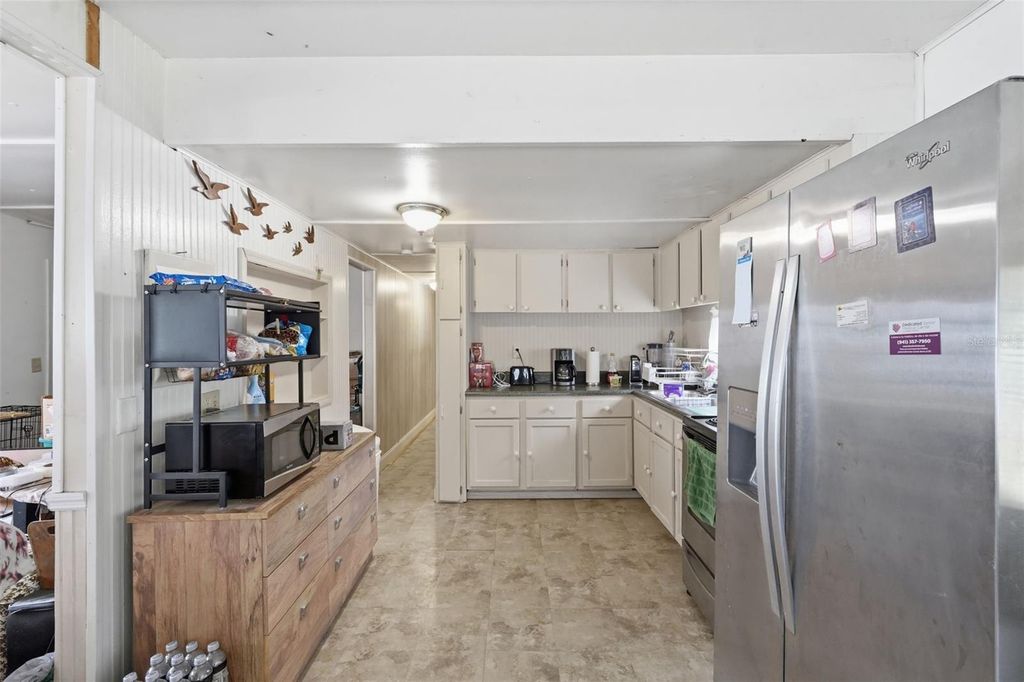 Image 12 of property listing at 104 52ND AVENUE PLAZA W, Bradenton, FL 34207