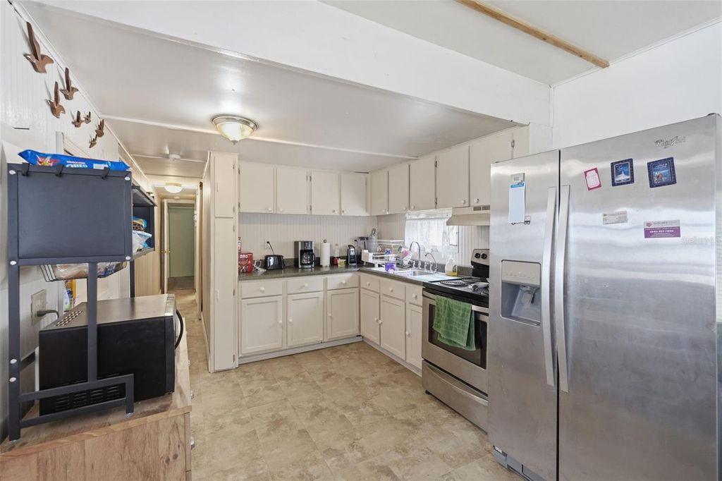 Image 13 of property listing at 104 52ND AVENUE PLAZA W, Bradenton, FL 34207