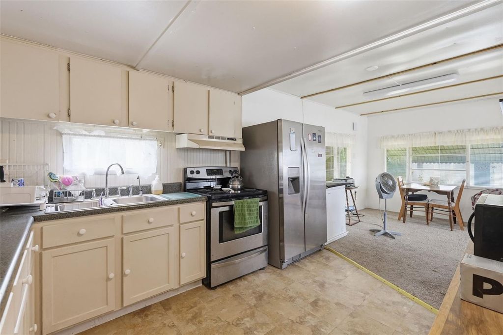 Image 14 of property listing at 104 52ND AVENUE PLAZA W, Bradenton, FL 34207