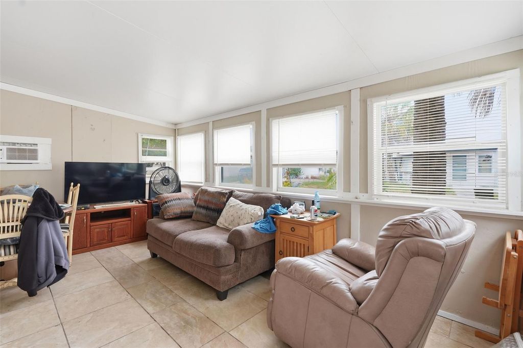 Image 20 of property listing at 104 52ND AVENUE PLAZA W, Bradenton, FL 34207