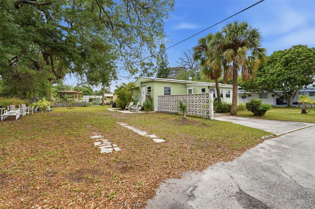 Image 3 of property listing at 104 52ND AVENUE PLAZA W, Bradenton, FL 34207