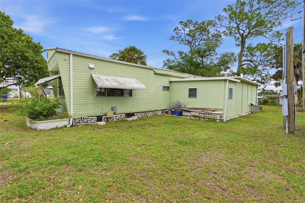 Image 22 of property listing at 104 52ND AVENUE PLAZA W, Bradenton, FL 34207