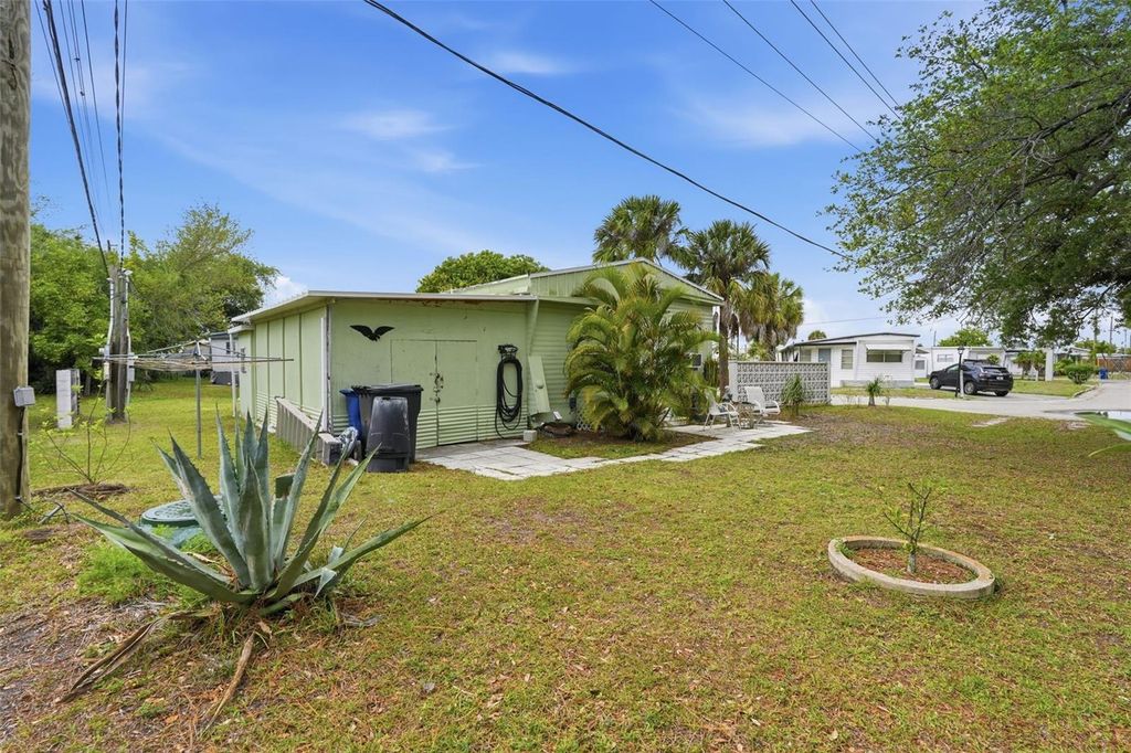 Image 23 of property listing at 104 52ND AVENUE PLAZA W, Bradenton, FL 34207