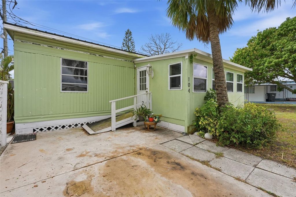 Image 4 of property listing at 104 52ND AVENUE PLAZA W, Bradenton, FL 34207