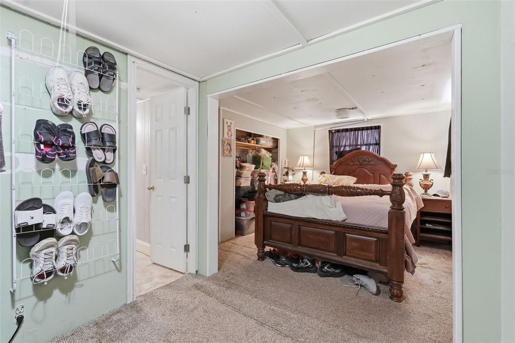 Image 5 of property listing at 104 52ND AVENUE PLAZA W, Bradenton, FL 34207