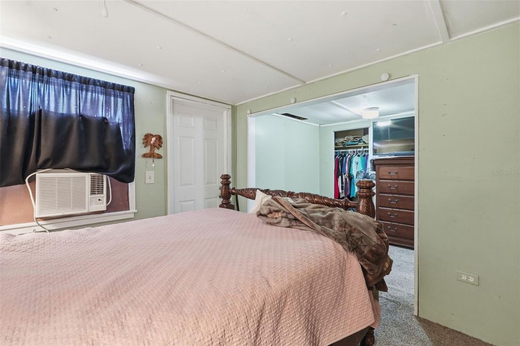 Image 6 of property listing at 104 52ND AVENUE PLAZA W, Bradenton, FL 34207