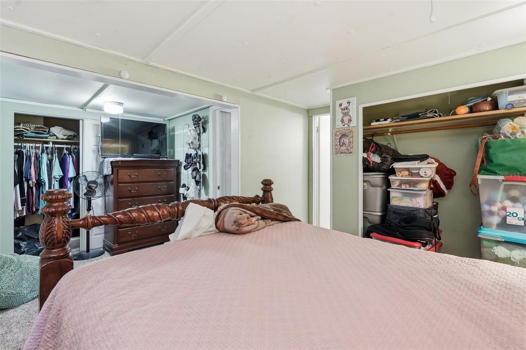 Image 8 of property listing at 104 52ND AVENUE PLAZA W, Bradenton, FL 34207