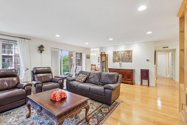 640 Robert York Avenue 308, Deerfield, IL 60015