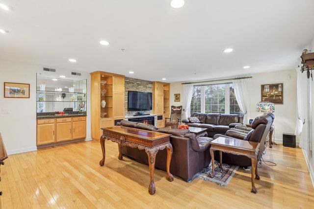640 Robert York Avenue 308, Deerfield, IL 60015