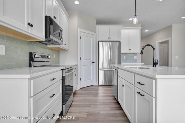 1134 Peninsula Drive, Grand Ledge, MI 48837