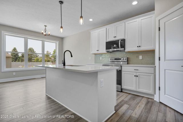 1134 Peninsula Drive, Grand Ledge, MI 48837