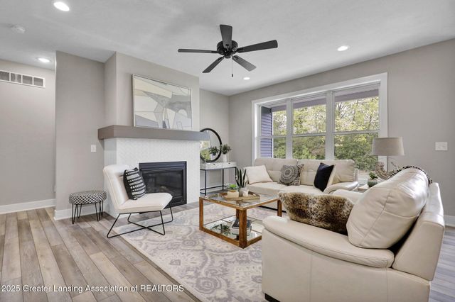 1134 Peninsula Drive, Grand Ledge, MI 48837