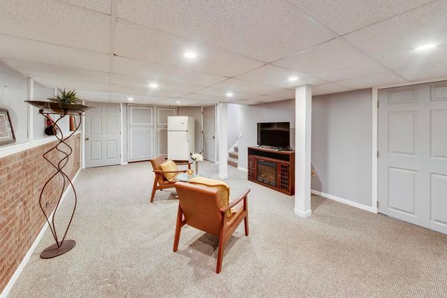 1 Maple Tree Court, Elmhurst, IL 60126