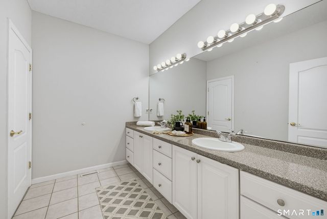 175 Oliver Way 175, Bloomfield, CT 06002