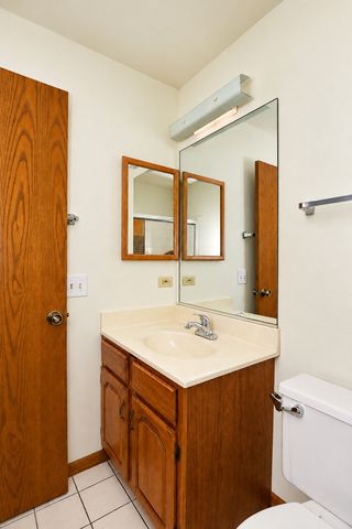 106 Stirling Lane Z2, Schaumburg, IL 60194