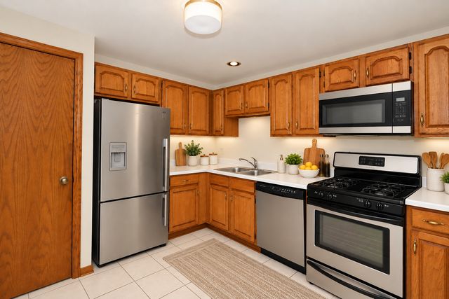 106 Stirling Lane Z2, Schaumburg, IL 60194