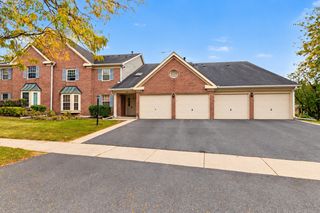 106 Stirling Lane Z2, Schaumburg, IL 60194