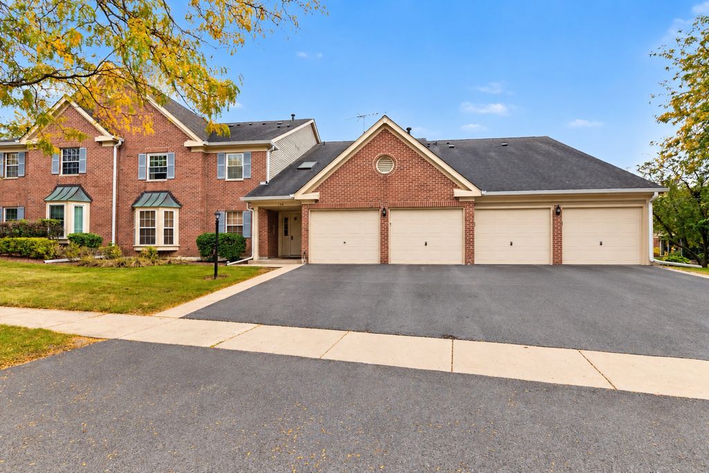 106 Stirling Lane Z2, Schaumburg, IL 60194