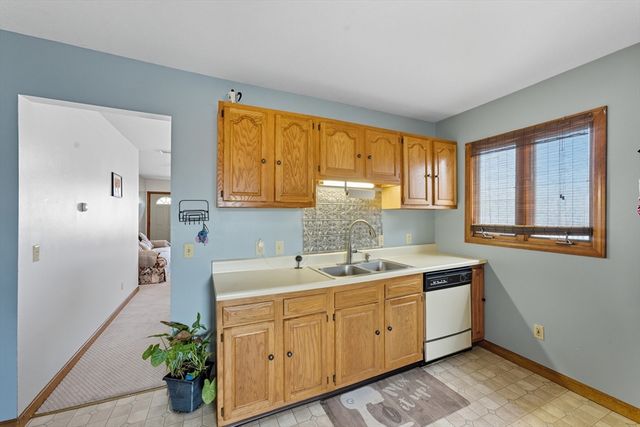 17 Chateaugay St, Chicopee, MA 01020