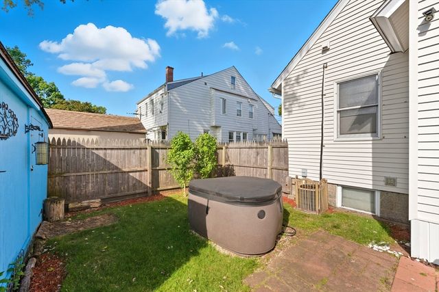 17 Chateaugay St, Chicopee, MA 01020