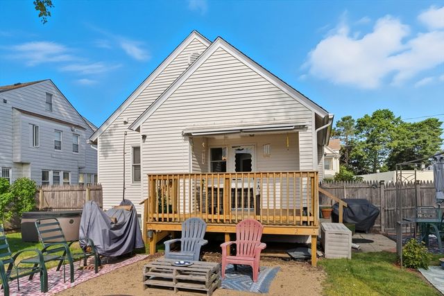 17 Chateaugay St, Chicopee, MA 01020