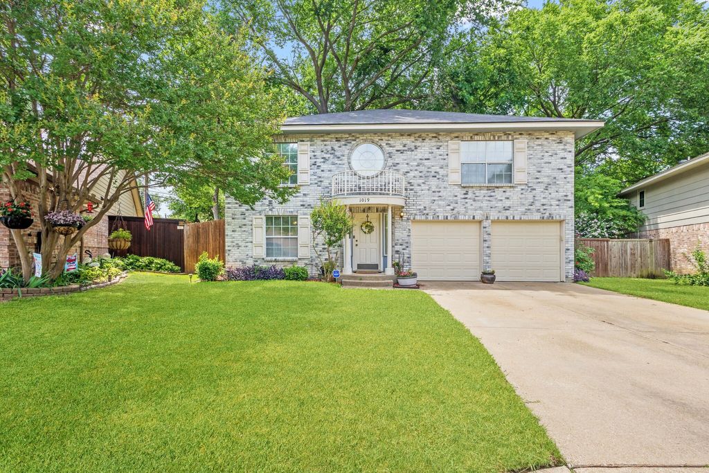1019 W Lovers Lane W, Arlington, TX 76013