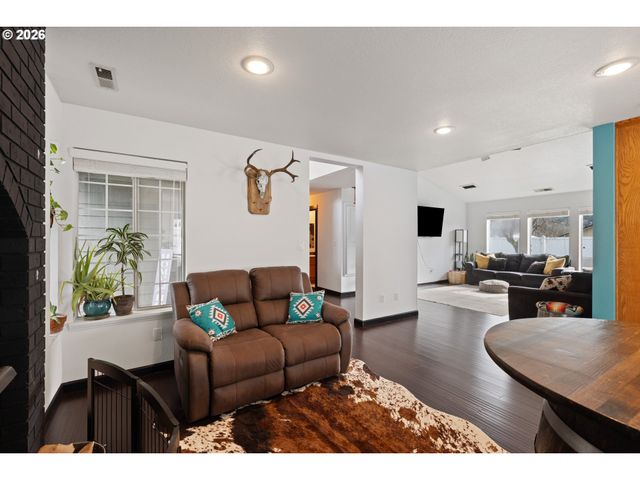 1774 E FOURTH Ave, Sutherlin, OR 97479