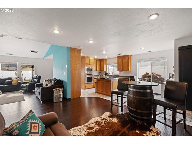 1774 E FOURTH Ave, Sutherlin, OR 97479