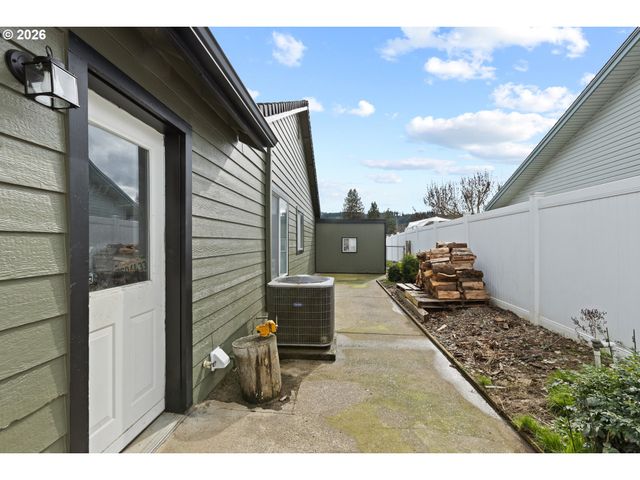 1774 E FOURTH Ave, Sutherlin, OR 97479