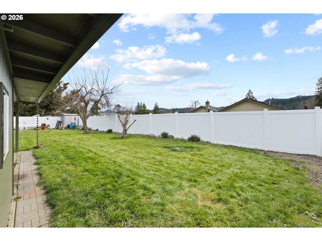 1774 E FOURTH Ave, Sutherlin, OR 97479