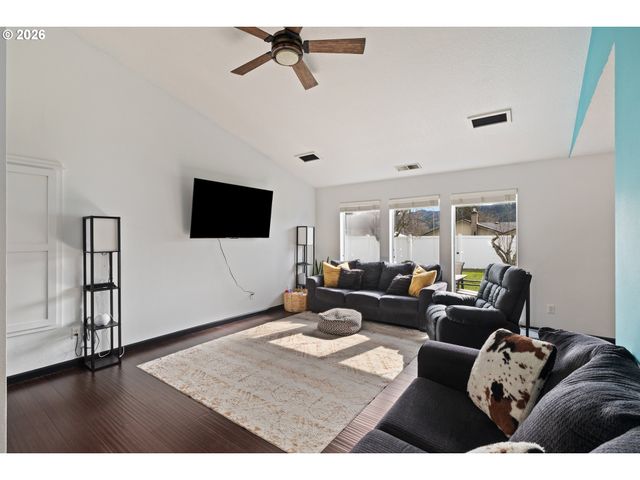 1774 E FOURTH Ave, Sutherlin, OR 97479