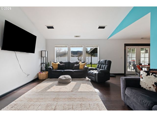 1774 E FOURTH Ave, Sutherlin, OR 97479