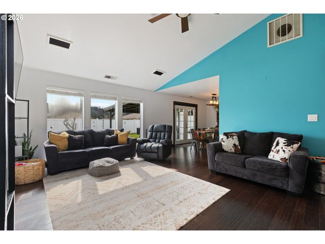 1774 E FOURTH Ave, Sutherlin, OR 97479