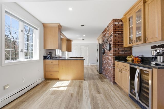 28 Lancelot Ct, Norwood, MA 02062