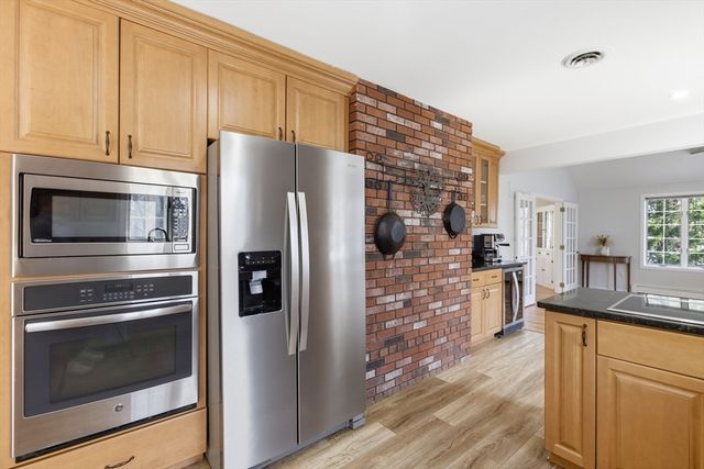 28 Lancelot Ct, Norwood, MA 02062