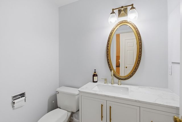 28 Lancelot Ct, Norwood, MA 02062