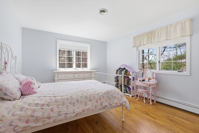 28 Lancelot Ct, Norwood, MA 02062