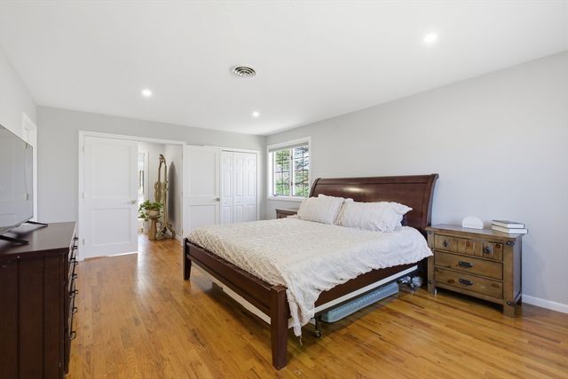 28 Lancelot Ct, Norwood, MA 02062