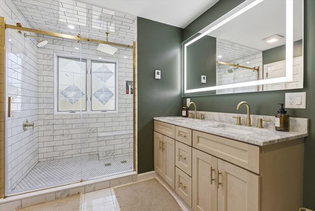 28 Lancelot Ct, Norwood, MA 02062