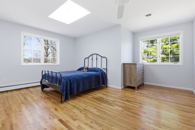 28 Lancelot Ct, Norwood, MA 02062
