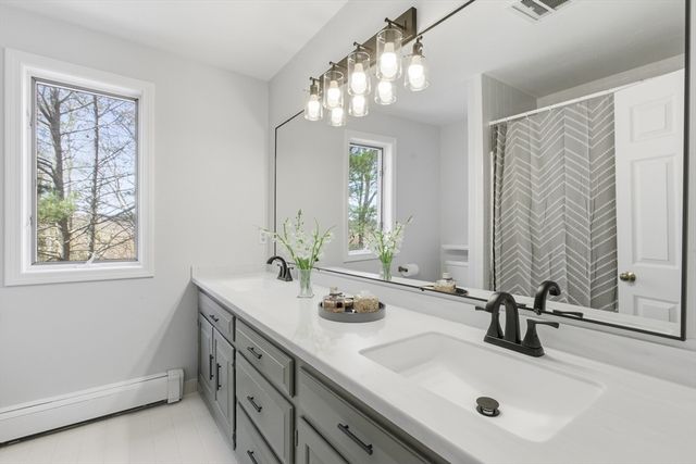 28 Lancelot Ct, Norwood, MA 02062